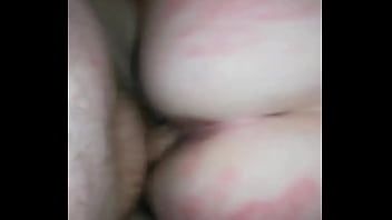 play Jahe pucat membuat kue-kuenya dipukuli dan vaginanya diolesi krim di kamar ayah asli