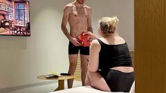 play Une belle-soeur blonde potelée reçoit une bite de Noël coquine dans une boîte