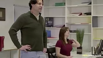 Jouer Beau-père baise sa fille sexy mais oups, est-ce que cette famille est à la porte ?