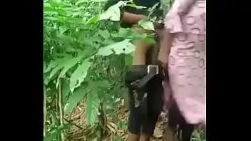 Reproducir Me follé a mi novia en el bosque, obtuve una linda vista rara