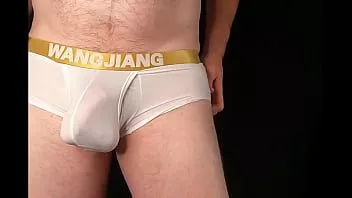 Riproduci Daddybodzstrokin mostra un bel tanga a marsupio caldo