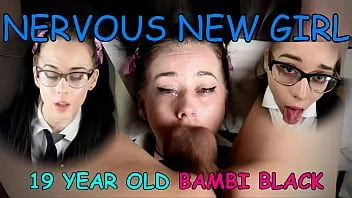 Jouer L'adolescente bambi black n'est pas à l'aise avec un étrange vieil homme qui la touche
