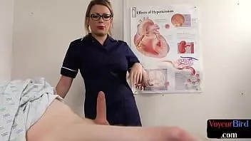 Redare Asistenta voyeur britanică își urmărește pacienta slabă masturându-se în pat