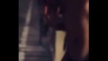 play Schau sie dir an, sie ist unglaublich! heißes Teenie-Striptease-Video!