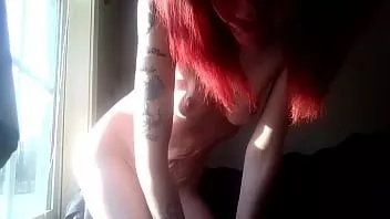 play Mellthemilf spielt mit ihrer Muschi und ihren Titten, während sie sich anzieht