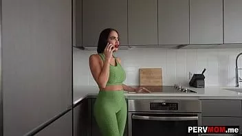 Oynat Angry with baba büyük memelere sahipti anne victoria june üvey oğluna odaklanıyordu