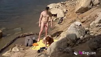 play Rothaariges Luder bekommt am Strand eine Spermadusche