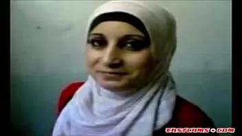 play Fille arabe syrienne fait une pipe en voiture