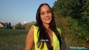 play Public Agent heiße brünette Kriminelle wird für einen Outdoor-Fick in den Wald gebracht