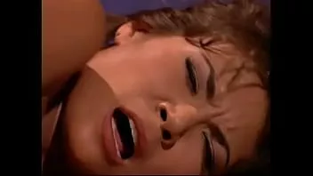 play Kolumnis terkenal yang menulis artikel skandal tentang kehidupan pribadi selebriti mengirim pelayan cantik brooke ashley bermimpi tentang hollywood untuk menceraikan p.e. untuk mengetahui perincian perselingkuhan pernikahan dari pasangan bintang terkenal
