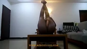 Abspielen Solo Mädchen fickt ihre Muschi auf dem Tisch Teil 2