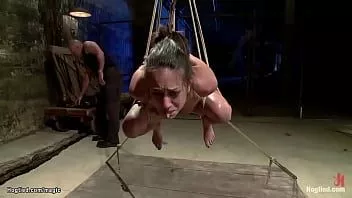 play उल्टा निलंबन में गुलाम caned