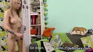 play Şaşırtıcı genç masturbates yummy vulva kadar o sahip olan orgazm