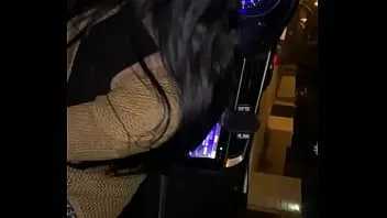 play Lexi amateur suce la bite dans la voiture