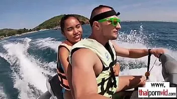 play Tailandesa amateur cherry chupando una gran polla blanca en una moto de agua