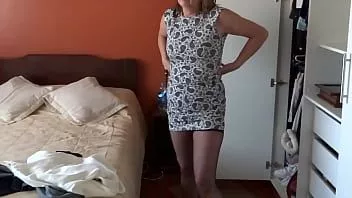 Reproduzir Adoro me exibir de lingerie erótica na frente dos amigos do meu enteado para eles se masturbarem e gozarem na minha frente