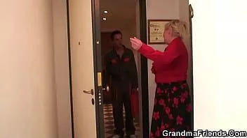 Jouer Une vieille dame aux gros seins fait un plan à trois avec deux réparateurs