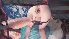 play 光滑的白色 Femboy Tiffany Ciskiss 在肛门目瞪口呆表演中与 XXL 假阳具