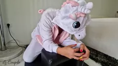 Reproducir Experimente el placer intenso: la MILF rubia Unicorn monta una máquina sexual Sybian hasta el éxtasis