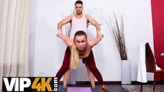 play Trainer met dikke lul geeft intense pijpbeurt en op z'n hondjes aan rijpe blonde Nika Katana
