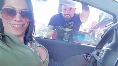 play Petite MILF Pornstar dá ao público Uber Rider uma carona inesquecível