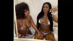 play Kelly dari Spartanas Mengungkap Rahasia Pengawal Terpanas di Rio, Pocahontas Carioca, dalam Pertemuan Kamar Mandi Beruap