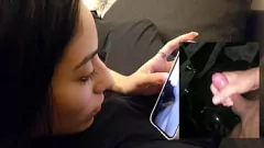 play 可爱的书呆子女孩对她朋友的大公鸡做出反应