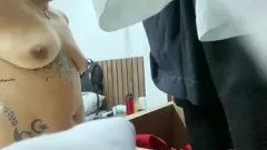 play Peeping prin obiectiv: amator tatuat în ținută de lenjerie și servitoare