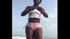 play Sıcak Lezbiyen Plajı Günü: Seksi kıyafetlerde Crazybitch Dışarıda Twerking