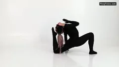 play Gimnastul îmbrăcat în latex Lola Kauchuk prezintă flexibilitate și cel mai tare fund