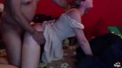 चलाएँ डरपोक सौतेला पिता सोते हुए सुनहरे बालों वाली किशोरी को पकड़ लेता है और गंदे क्रीमपाइ के लिए कुत्ते शैली में उसकी तंग बिल्ली को चोदता है